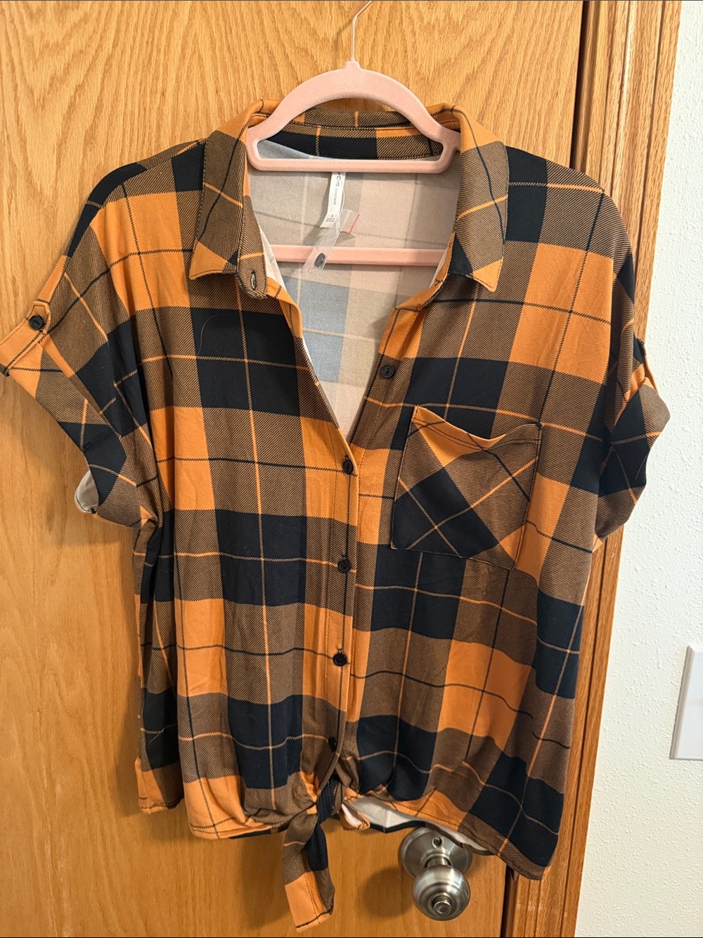 🫶🏼5 for $45!!🫶🏼NWOT DNA couture Orange & Black Plaid Button-Front Tie-Hem Shirt